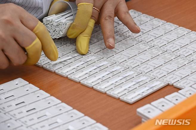 [수원=뉴시스] 김종택기자 = 14일 오후 경기도 수원시 권선구 코로나19 자가검사키트 생산 업체인 래피젠 공장에서 직원들이 분주하게 키트를 생산하고 있다. 정부는 14일부터 오는 28일까지 2주간 전국의 약국과 편의점에 코로나19 자가검사키트 3천만 명분을 공급한다고 밝혔다. 2022.02.14. jtk@newsis.com