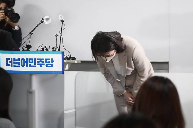이재명 더불어민주당 후보의 부인 김혜경씨가 9일 오후 서울 여의도 당사에서 최근 불거진 '과잉 의전' 등 논란에 대해 사과 기자회견을 한 뒤 고개 숙여 인사하고 있다. ⓒ연합뉴스