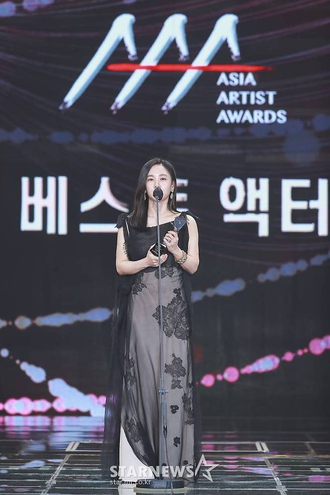 배우 박주미가 2021년 12월 2일 오후 서울 강서구 등촌동 KBS 아레나에서 열린 2021 Asia Artist Awards (2021 아시아 아티스트 어워즈, 2021 AAA) 시상식에서 AAA 베스트 액터상을 수상하고 소감을 전하고 있다.  스타뉴스가 주최하고 AAA 조직위원회가 주관하는 AAA는 어디에서도 보지 못했던 새로운 무대를 선보이며 전 세계 팬들의 눈과 귀를 사로잡아 명실상부 NO.1 글로벌 시상식으로 거듭났다. /사진=AAA 기자 star@