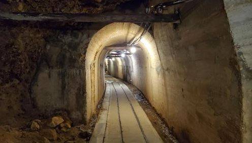 메이지 시대 이후 건설된 사도광산 갱도 (사도=연합뉴스) 김호준 특파원 = 사도광산을 대표하는 아이카와 금은산에서 메이지시대 이후 건설된 갱도. 구불구불하고 좁은 에도시대 갱도와 달리 비교적 넓게 매끈하게 뚫려 있다.  사도광산에는 2천 명 이상으로 추정되는 조선인이 태평양전쟁 기간 일제에 의해 동원돼 가혹한 환경에서 강제노역했다. 일본 정부는 이런 사도광산의 유네스코(UNESCO) 세계문화유산 등재 추천을 검토하고 있으며, 한국 정부는 이에 반발하고 있다. hojun@yna.co.kr