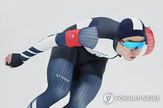 [올림픽] 차민규, 안정적으로 호흡 조절하며 (베이징=연합뉴스) 홍해인 기자 = 차민규가 12일 오후 중국 베이징 국립 스피드스케이팅 경기장(오벌)에서 열린 2022 베이징 동계올림픽 스피드스케이팅 남자 500m 경기에서 역주하고 있다.
    차민규는 이날 경기에서 34초 39의 기록으로 2018 평창 동계올림픽에 이어 2회 연속 은메달을 차지했다. 2022.2.12 hihong@yna.co.kr