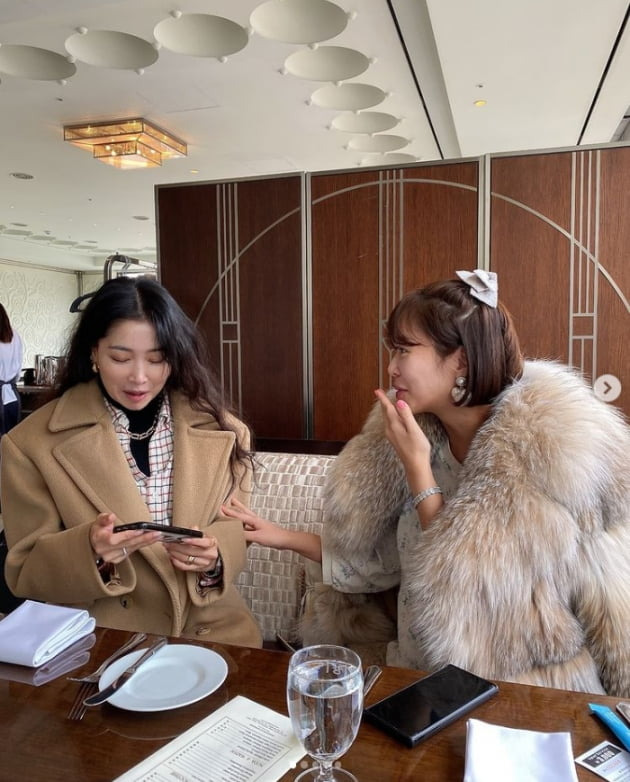 Actor Hwang Jung-eum from Sugar group told Oh Yoon-ah and Kim Woo-ri about everyday life.Hwang Jung-eum posted photos on his instagram on the 15th with an article entitled My sister and brother and detudetto.In the open photo, Hwang Jung-eum is having a good time meeting with Actor Oh Yoon-ah and stylist Kim Woo-ri.Meanwhile, Hwang Jung-eum has a young man with professional golfer and businessman Lee Young-don in 2016 and is currently pregnant with the second.Photo: Hwang Jung-eum SNS