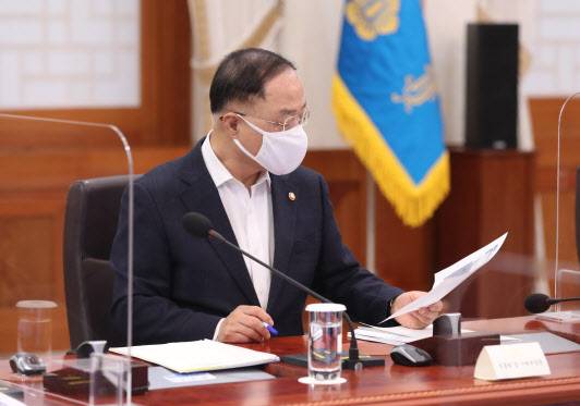 홍남기 경제부총리 겸 기획재정부 장관이 14일 오후 청와대에서 열린 대외경제안보전략회의에 참석하고 있다. (사진=연합뉴스)