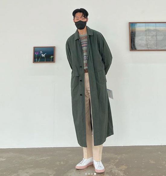 Actor Ryu Jun-yeol boasts a warm-hearted boyfriend visual.On the 15th, Ryu Jun-yeol told his current situation through his instagram.The photo shows Ryu Jun-yeol watching the work. Ryu Jun-yeol, wearing a khaki long-trench coat, has already created a bright spring atmosphere.In particular, Ryu Jun-yeol, who boasts a 9th-class ratio, is attracting attention by showing his warm-hearted boyfriends craftsmanship.On the other hand, Ryu Jun-yeol appeared in the drama Human Disqualification last year and confirmed the appearance of Han Jae-rims OTT series Money Game.