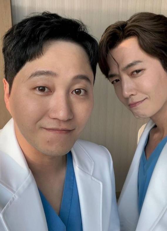 Spicy Doctor Life 99z united.Jung Kyung-ho released two photos on his 14th day with a hashtag called Spicy Doctor Life, Mido and Parasol and Gomting on his instagram.In the photo, Jung Kyung-ho, Jo Jung-suk, former Mido, Kim Dae-myeong and Hyun-seok, who had been breathing in the best five people in TVN s wise doctorThe five people who have been together for a long time are happy to see them.On the other hand, sweet doctor life is a drama about the chemistry of 20 years old friends who can see the people who live a special day and the eyes that can see in the hospital.Expectations for Season 3 have been rising since the end of Season 2 last September.