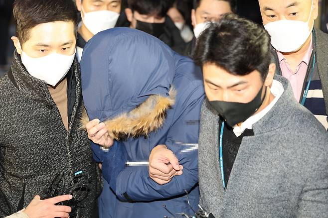 오스템임플란트 회삿돈 2215억원을 빼돌린 이모씨가 1월 14일 오전 서울 강서경찰서에서 나와 검찰로 송치되고 있다. / 연합뉴스