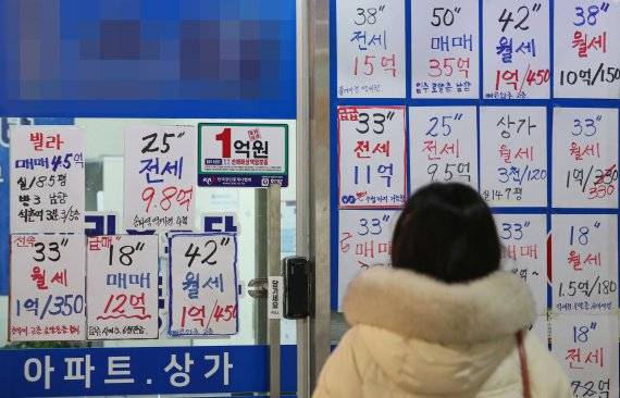 종합부동산세 등 보유세 부담 증가와 임대차보호법으로 주택시장이 전세에서 월세로 전환되고 있다. 서울부동산정보광장에 따르면 지난 14일 기준 지난해 서울에서 월세가 낀 아파트 임대차 거래량이 총 7만1079건으로 집계됐다. 이는 지난 2011년 통계가 집계된 이후 최대치다. 15일 오후 서울 시내 부동산에 붙은 아파트 시세표 뉴시스