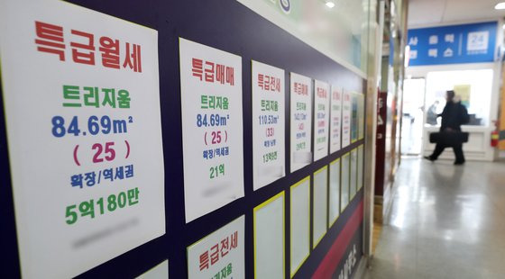 지난해 서울 아파트의 월세 낀 아파트 임대차 거래량이 처음으로 7만 건을 돌파했다. 임대차 계약 중 월세 비중도 37.4%로 역대 최고였다. 대출금리 인상에 보유세 부담이 겹쳐 월세 시대가 성큼 다가왔다. 지난 7일 서울 시내의 한 공인중개사 사무소 게시판에 붙은 매물. [뉴스1]
