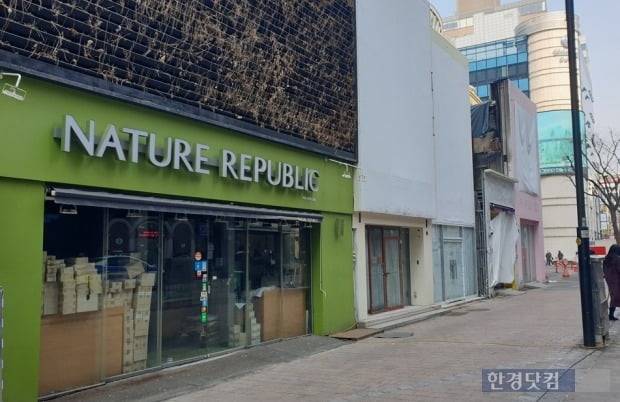 문이 굳게 닫힌 네이처리퍼블릭 명동유네스코점과 비어있는 상가들. 사진=오세성 한경닷컴 기자