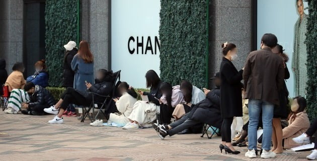 서울 중구 신세계백화점 본점에서 시민들이 입장을 위해 줄 서 있다. /뉴스1