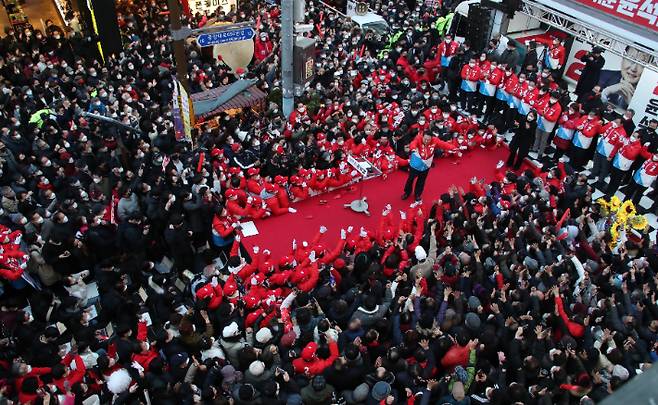 국민의힘 윤석열 대선 후보가 15일 오후 부산 서면 젊음의거리에서 열린 '청년이 함께하는 공정과 상식의 시대!' 거점 유세에서 지지자들의 환호에 답하고 있다. 연합뉴스