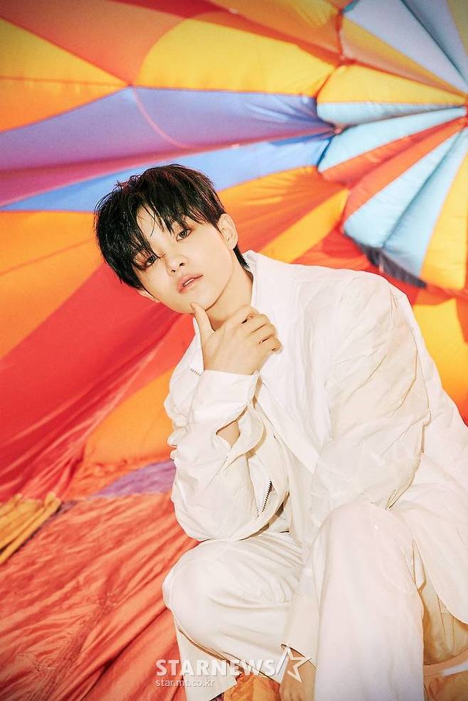 그룹 트레저(TREASURE) 지훈이 15일 오전 온라인 생중계로 진행된 첫 번째 미니앨범 '더 세컨드 스텝:챕터 원'(THE SECOND STEP : CHAPTER ONE) 발매기념 기자간담회를 위해 포즈를 취하고 있다.  이번 앨범은 YG의 음악적 아이텐티티가 짙게 묻어난 타이틀 곡 '직진'(JIKJIN)을 비롯해 총 6곡이 수록됐다. /사진제공=YG엔터테인먼트 2022.02.15 /사진=이동훈 기자 photoguy@