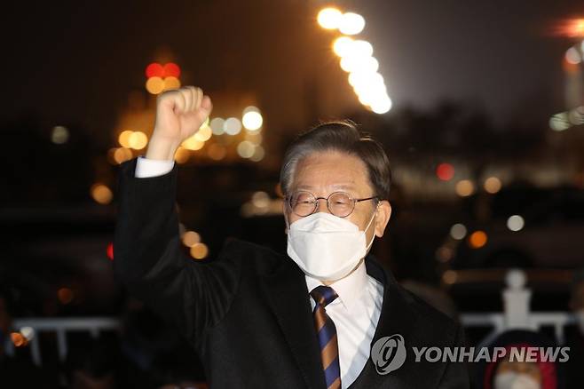 부산항에서 즉석연설하는 이재명 대선후보 (부산=연합뉴스) 백승렬 기자 = 더불어민주당 이재명 대선후보가 제20대 대통령 선거 공식 선거운동이 시작된 15일 자정 부산 영도구 부산항 해상교통관제센터(VTS)를 방문해 즉석연설하고 있다. 2022.2.15 [공동취재] srbaek@yna.co.kr