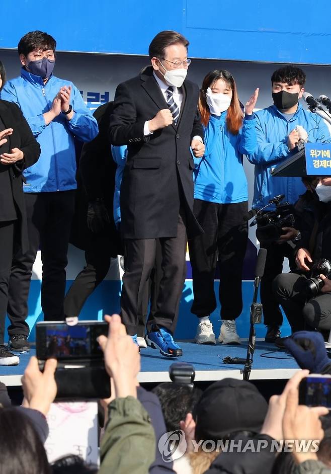 이재명 대선후보, 운동화 신고 달려보자 (부산=연합뉴스) 백승렬 기자 = 더불어민주당 이재명 대선후보가 제20대 대통령 선거 공식 선거운동 첫날인 15일 오전 부산시 부산진구 부전역에서 지지자로부터 받은 운동화를 신고 달려보고 있다. 2022.2.15 srbaek@yna.co.kr