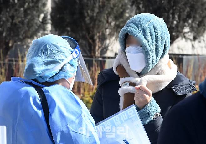 코로나19 신규 확진자가 9만443명 발생한 16일 서울광장에 마련된 코로나 선별검사소를 찾은 시민들이 검사를 받기 위해 대기하고 있다.(사진=방인권 기자)