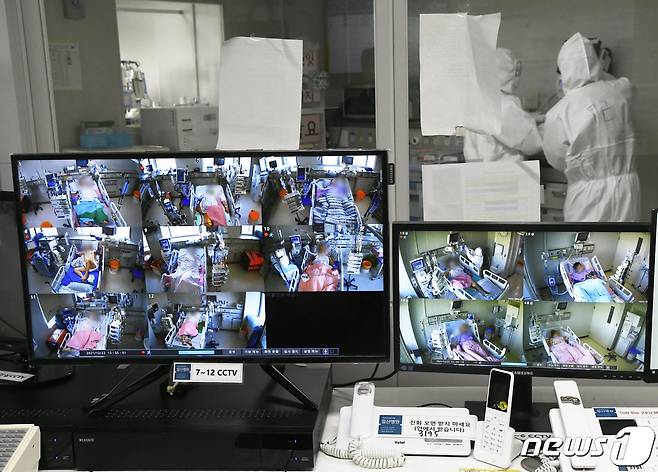 22일 경기도 고양시 일산동구에 있는 코로나19 거점 전담병원인 국민건강보험공단 일산병원 코로나19 중환자와 위중증 환자 집중치료실에서 의료진이 모니터를 이용해 환자의 상태를 체크하고 있다. 2021.12.22/뉴스1 © News1 송원영 기자