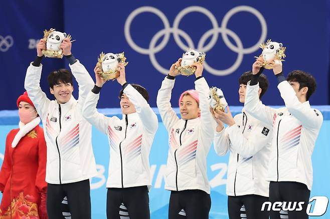 16일 오후 중국 베이징 캐피털 실내경기장에서 열린 2022 베이징 동계올림픽 쇼트트랙 남자 5000m 계주 결승에서 은메달을 획득한 대한민국 선수들이 마스코트 빙둔둔 인형을 들고 기뻐하고 있다. 남자 계주는 이날 은메달로 지난 2010년 벤쿠버 동계올림픽 이후 12년 만에 메달 획득에 성공했다. 2022.2.16/뉴스1 © News1 안은나 기자