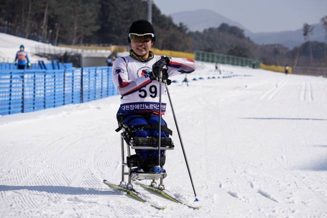 신인선수왕 획득한 김윤지.