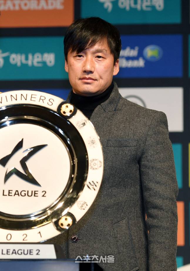 광주FC 이정효 감독이 15일 오후 서울 용산구 백범김구기념관에서 열린 하나원큐 K리그2 2022 개막 미디어데이 행사에서 취재진을 향해 포즈를 취하고 있다. 박진업기자 upandup@sportsseoulcom