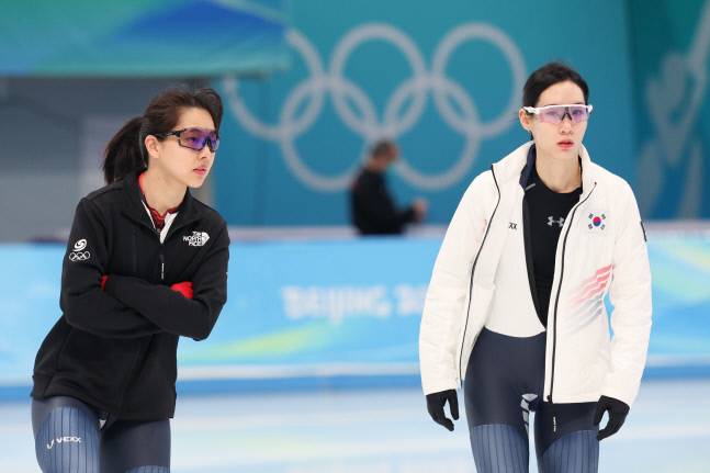 여자 매스스타트 출전을 앞둔 김보름(왼쪽)과 김현영. 베이징|연합뉴스