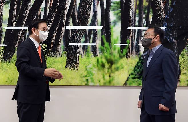 이명우 국회도서관장(왼쪽)과 이경민 전자신문 정치국제부 부장이 환담을 나누고 있다.