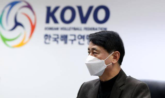신무철 한국배구연맹 사무총장이 지난 11일 서울 한국배구연맹 사무국에서 여자배구 단장 긴급회의를 열고 '코로나19 사태 V리그 운영 방안'을 논의하고 있다. 뉴시스