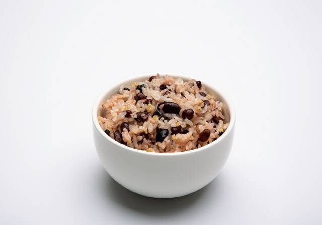 대부분의 잡곡은 인 함유량이 많다. 신장에서 인을 배출시키지 못할 수 있다. 그러면 가려움증과 관절통 등이 생기며, 뼈가 약해질 수 있다. /잡곡밥