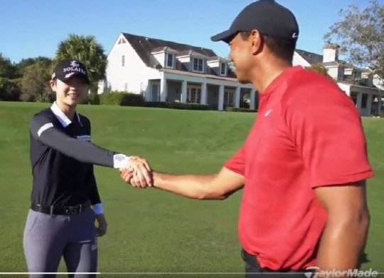 2019년 타이거 우즈와 함께 광고촬영을 하면서 인사하는 박성현. [중앙포토]