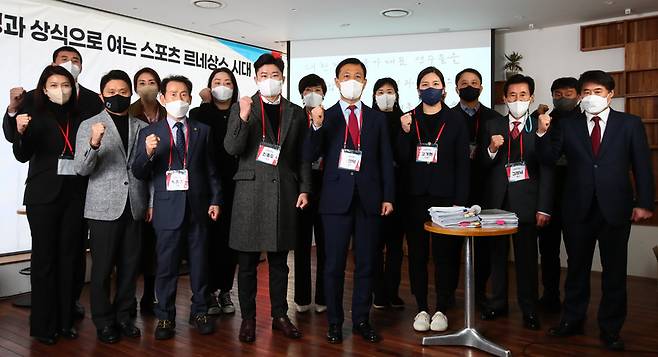 16일 서울 여의도 한 카페에서 열린 '윤석열과 함께 여는 스포츠 르네상스시대'에서 올림픽 금메달리스트인 사격 진종오 서울시청 선수, 유도 이원희 용인대 교수 등 스포츠스타 및 체육인들이 국민의힘 윤석열 대선 후보 지지선언문을 발표했다. / 사진=국회사진기자단