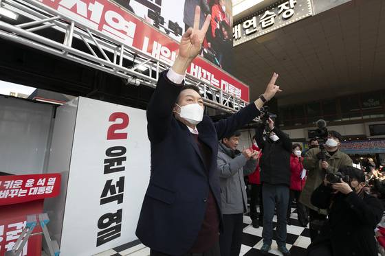 (청주=뉴스1) 구윤성 기자 = 윤석열 국민의힘 대선 후보가 16일 오후 충북 청주시 성안길에서 유권자들에게 지지를 호소하고 있다. 2022.2.16/뉴스1