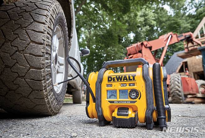 [서울=뉴시스] 디월트 '20V 맥스 충전 공기압 주입기'. (사진=디월트 제공) 2022.02.16. photo@newsis.com