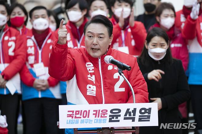 [부산=뉴시스] 전신 기자 = 윤석열 국민의힘 대선 후보가 제20대 대통령선거 공식 선거운동이 시작된 15일 부산 부전동 서면 젊음의 거리에서 지지를 호소하고 있다. 2022.02.15. photo1006@newsis.com