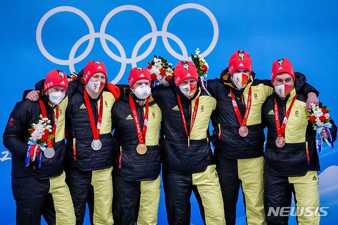 [베이징=AP/뉴시스] 2022 베이징동계올림픽 봅슬레이 남자 2인승에서 금, 은, 동메달을 싹쓸이한 독일 선수들. 2022.02.15