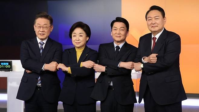 이재명 더불어민주당 대선 후보, 심상정 정의당 후보, 안철수 국민의당 후보, 윤석열 국민의힘 후보(사진 왼쪽부터)가 지난 11일 서울 중구 매경미디어센터에서 열린 한국기자협회 주최·방송 6개사 공동 주관 ‘2022 대선후보 초청 토론회’에 앞서 기념촬영을 하고 있다. 뉴스