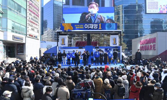 이재명 더불어민주당 대선 후보가 16일 서울 강남구 강남역 인근에서 열린 ‘JM은 강남스타일!’ 선거 유세에서 지지를 호소하고 있다. 뉴시스
