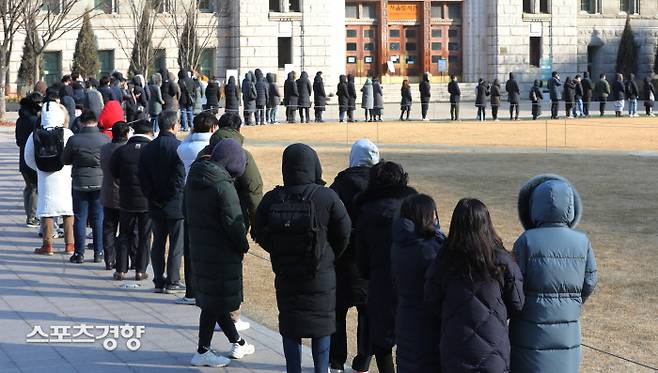 코로나19 확진자가 9만 명을 넘어선 16일 서울광장 임시선별검사소에서 시민들이 줄을 서서 검사 순서를 기다리고 있다. 김창길기자