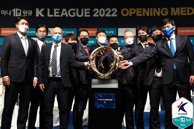 K리그1 미디어데이에 참석한 감독들 (서울=연합뉴스) 14일 서울 용산구 백범김구기념관에서 열린 2022 K리그1 개막 미디어데이에 참석한 11개 구단 감독이 기념 촬영하고 있다. 2022.2.14
    [한국프로축구연맹 제공. 재판매 및 DB 금지] photo@yna.co.kr