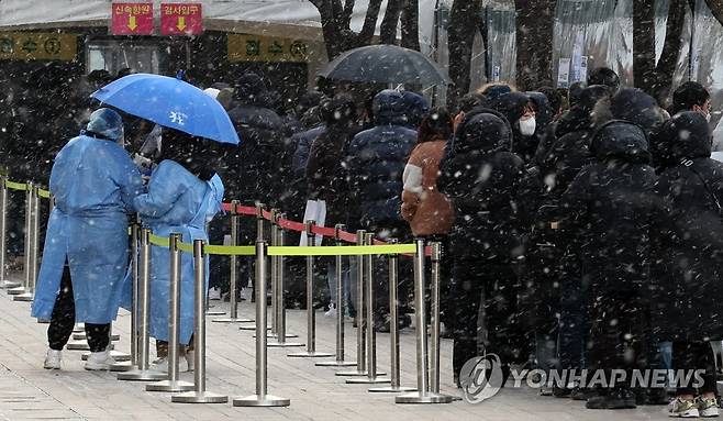 눈발 추위, 오미크론발 확산 (서울=연합뉴스) 한상균 기자 = 눈발과 추위가 찾아온 15일 서울광장 선별진료소에서 시민들이 검사를 기다리고 있다. 2022.2.15 xyz@yna.co.kr
