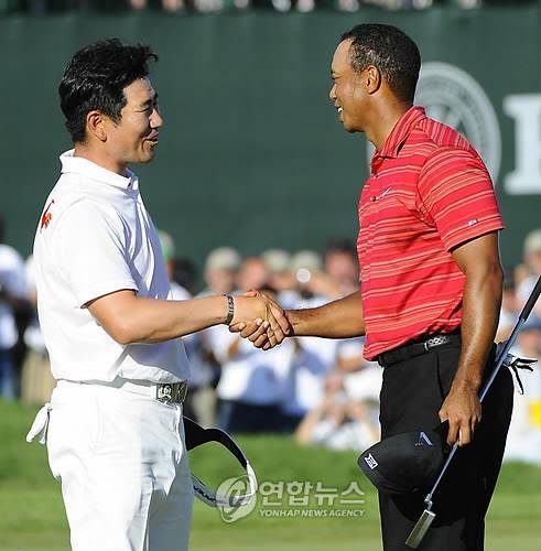 2009년 PGA 챔피언십 우승 직후 타이거 우즈와 악수를 하는 양용은 [EPA=연합뉴스]