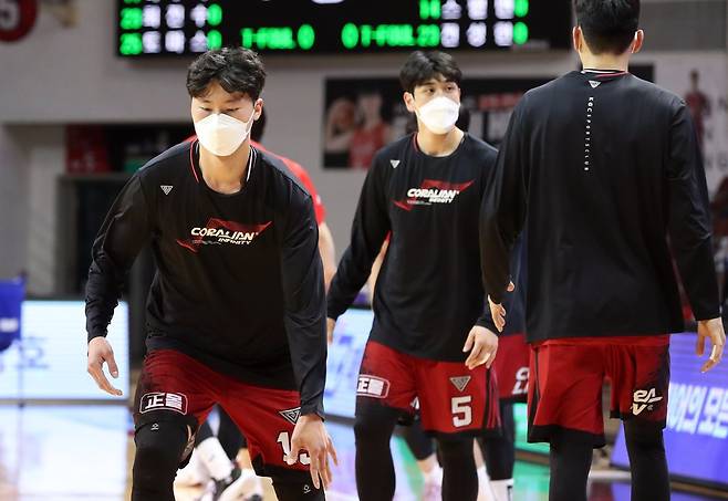 마스크 착용한 인삼공사 선수들 [KBL 제공. 재판매 및 DB 금지] photo@yna.co.kr