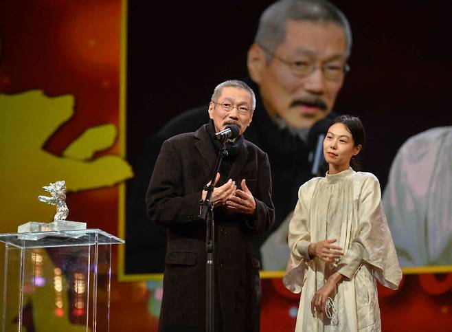 16열린 제72회 베를린국제영화제 시상식에서 은곰상 심사위원 대상을 수상한 홍상수 감독과 김민희(사진= AFP)