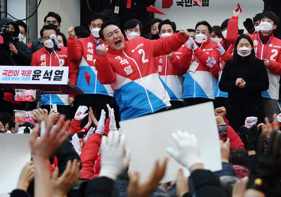 윤석열 국민의힘 대선 후보가 지난 15일 오후 부산 서면 젊음의거리에서 열린 거점 유세에서 지지자들의 환호에 어퍼컷 세리머니로 답하고 있다. 〈사진=공동취재단〉