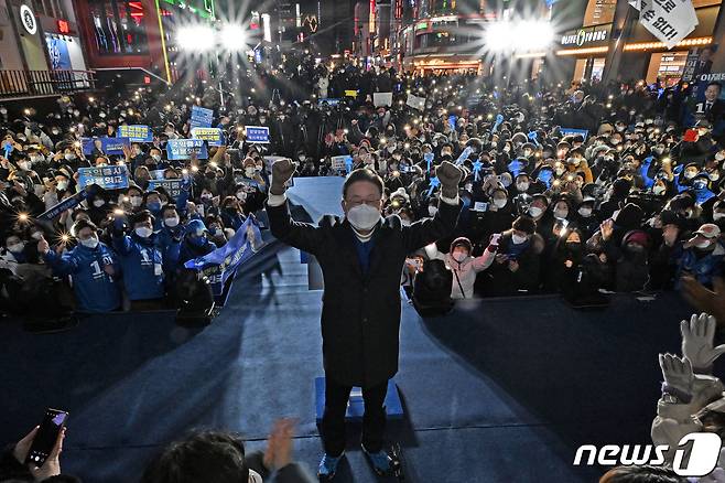 이재명 더불어민주당 대선 후보가 17일 오후 서울 마포구 상상마당 앞에서 '이제는 청년이다! 청년기회국 유세'에 나서며 기념촬영을 하고 있다. 2022.2.17/뉴스1 © News1 국회사진취재단