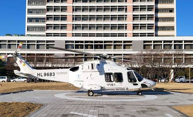 경기도 닥터헬기가 1월부터 종전 'H225' 중대형 기종에서 'AW169' 중형 기종으로 변경돼 운항한다. 이송 환자 범위도 종전 중증외상환자 중심에서 응급환자로 확대됐다. 사진은 아주대병원에 배치된 새로운 기종의 닥터헬기. /연합뉴스