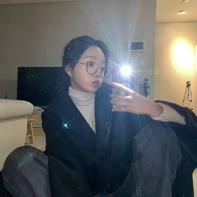 Singer Jo Yu-ri showed off her lovely visuals.On the 16th, Cho Yuri posted several photos with the article Cold through his personal instagram.In the photo, Jo Yu-ri is taking a mirror selfie, especially his distinctive features, which drew the admiration of the viewers.The netizens who saw this had various reactions such as I love my sister is burning and I am pretty.iMBC  Photo Source Jo Yu-ri Instagram