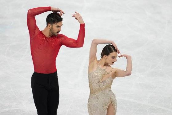 14일 프리 댄스에서 찰떡 호흡을 보여준 시제롱(왼쪽)과 파파다키스. [AP=연합뉴스]
