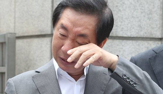 딸의 채용 청탁 의혹으로 재판에 넘겨진 김성태 자유한국당 의원이 당시 남부지검 앞에서 1인 시위를 하며 눈물을 흘리고 있다.  뉴스1