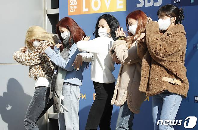 에이핑크(Apink) 윤보미(왼쪽부터), 박초롱, 김남주, 오하영, 정은지가 17일 오후 서울 양천구 목동 SBS에서 진행된 SBS 라디오 파워FM '두시탈출 컬투쇼'에 참석해 신곡 '딜레마' 포인트 안무를 선보이고 있다. © News1 권현진 기자