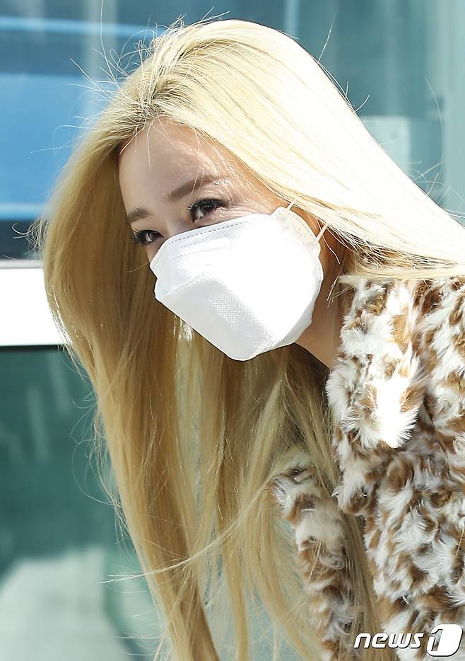 에이핑크 윤보미가 17일 오후 서울 양천구 목동 SBS에서 진행된 SBS 라디오 파워FM '두시탈출 컬투쇼' 출연을 위해 방송국으로 들어서며 인사를 하고 있다.. © News1 권현진 기자