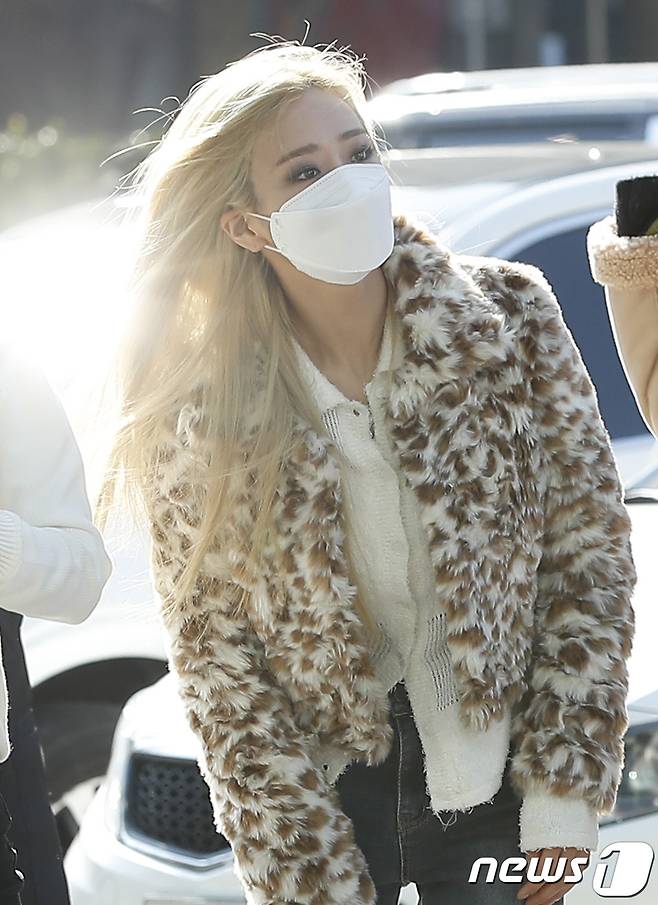 에이핑크(Apink) 윤보미가 17일 오후 서울 양천구 목동 SBS에서 진행된 SBS 라디오 파워FM '두시탈출 컬투쇼'에 참석하고 있다. © News1 권현진 기자